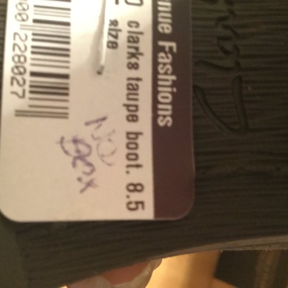 Clarks short boots, new without box never worn  Taupe in color size 8.5 women's - Picture 5 of 6